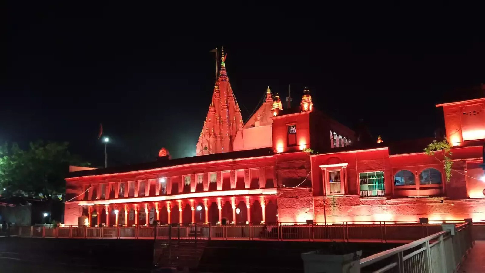 🌺 दुर्गाकुंड, वाराणसी: जहाँ रहस्य मिलता है शक्ति से